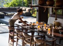 Villa Rumah Hujan, Breakfast by the pool